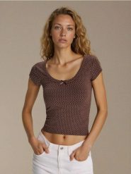 Koszulka w kropki z ozdobną kokardką - brązowy. Brązowe t-shirty damskie Sinsay, l, bez wzorów, bez kołnierzyka. Za 19.99 zł.