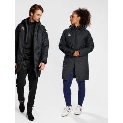 Kurtka parka HML CORE XK BENCH JACKET. Czarne kurtki sportowe męskie Hummel, l, bez wzorów, z materiału, do piłki nożnej. W wyprzedaży za 314.00 zł.