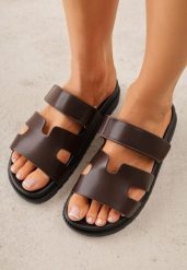 Ciemnobrązowe Klapki na Grubej Podeszwie Ozdobione Wycięciami Faneora. Brązowe klapki damskie Born2be, bez wzorów, z jeansu, bez obcasa, na platformie. Za 79.99 zł.