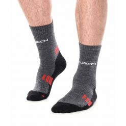 Skarpety męskie trekkingowe z wełną merino Brubeck Trekking Light. Czerwone skarpety męskie Brubeck, bez wzorów, z elastanu. Za 110.83 zł.