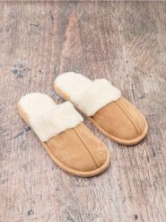 Kapcie z futerkiem - beżowy. Brązowe kapcie damskie Sinsay, bez wzorów. Za 29.99 zł.