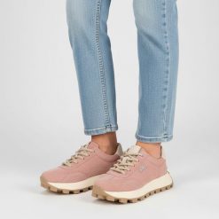 Sneakersy damskie Filippo, cholewka skóra naturalna zamszowa sznurowanie klasyczny niski fason kontrastowe wstawki przy pięcie masywna podeszwa, różo. Czerwone półbuty damskie Filippo, bez wzorów, z jeansu, eleganckie, bez obcasa, na platformie, bez zapięcia. Za 197.90 zł.