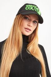 CZAPKA Z DASZKIEM VERSACE JEANS COUTURE. Czapki i kapelusze damskie Versace Jeans Couture, bez wzorów, z jeansu. W wyprzedaży za 59.70 zł.