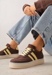 Ciemnobrązowe Sneakersy na Platformie w Stylu Tenisówek Ozdobione Paskami Ladia. Brązowe obuwie sportowe damskie Renee, bez wzorów, z jeansu, tenisowe. Za 99.99 zł.