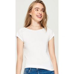 T-shirt basic - Biały. Białe t-shirty damskie Sinsay. Za 9.99 zł.