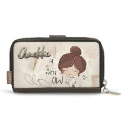 Portfel damski Anekke, z dekoracyjnym nadrukiem i metalowym logo zamykany na klapę wyposażony w przegrody na banknoty kieszeń na monety oraz liczne m. Brązowe portfele damskie Anekke, bez wzorów. Za 179.00 zł.