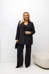 Czarny garnitur Jane – damski komplet w paski: żakiet pudełkowy i spodnie z prostą nogawką PLUS SIZE XXL OVERSIZE WIOSNA. Czarne spodnie materiałowe damskie Moda Size Plus Iwanek, l, bez wzorów, z gumy. Za 499.90 zł.