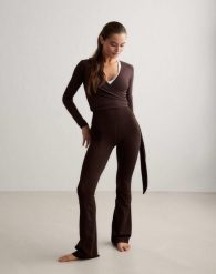 Damskie legginsy rozszerzane nogawki, wysoki stan, squat proof Sense czekoladowy. Brązowe legginsy sportowe damskie Aim'n, s, bez wzorów, z elastanu, z podwyższonym stanem, długie, na fitness i siłownię. Za 343.00 zł.