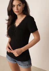 Czarna Bluzka Bawełniana na Krótki Rękaw Zdobiona Koronką i Perełkami Palassa. Czarne bluzki damskie Born2be, s, z aplikacjami, z bawełny, eleganckie, bez kołnierzyka, bez ramiączek. Za 39.99 zł.