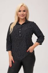 Elegancka czarna koszula z kołnierzykiem w białe kropki PLUS SIZE XXL. Białe koszule damskie Nasi partnerzy, plus size, bez wzorów, z poliesteru, eleganckie, bez kołnierzyka, plus size, bez ramiączek. Za 199.90 zł.