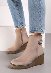 Jasnobeżowe Botki na Koturnie Ozdobione Metaliczną Klamrą Rilala. Brązowe botki damskie Born2be, eleganckie, bez obcasa, na koturnie, bez zapięcia. Za 159.99 zł.