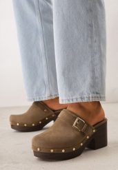 Zielone Klapki Chodaki na Słupku z Imitacji Drewna Zdobione Nitami i Sprzączką Salona. Zielone klapki damskie Born2be, z aplikacjami, boho, bez obcasa, na obcasie. Za 99.99 zł.