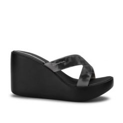 Klapki damskie na platformie Ipanema 83520 HIGH FASHION SLIDE FEM. Czarne klapki damskie Ipanema, bez wzorów, z materiału, eleganckie, bez obcasa, na koturnie. Za 109.00 zł.