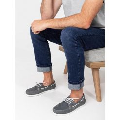 Skórzane buty żeglarskie TBS Phenis. Niebieskie buty sportowe męskie TBS, bez zapięcia, żeglarskie. Za 480.50 zł.