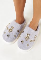 Szare Futerkowe Kapcie z Naszywkami i Łańcuszkami na Podeszwie Chmurka Winalita. Szare kapcie damskie Born2be, z aplikacjami. Za 39.99 zł.