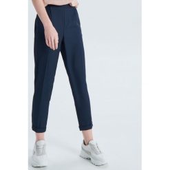 Spodnie tailoring - Granatowy. Spodnie materiałowe damskie Cropp. W wyprzedaży za 49.99 zł.