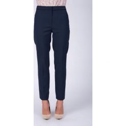 Granatowe eleganckie spodnie w kant QUIOSQUE. Spodnie materiałowe damskie marki QUIOSQUE. W wyprzedaży za 49.99 zł.