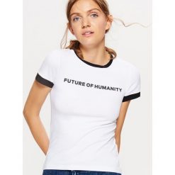 Koszulka z kontrastowym obszyciem kolekcja EQUAL - Biały. Białe t-shirty damskie Cropp, z kontrastowym kołnierzykiem. Za 29.99 zł.