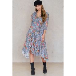 Trendyol Sukienka w kwiaty - Grey,Multicolor. Sukienki damskie Trendyol, w kwiaty, z asymetrycznym kołnierzem. W wyprzedaży za 60.89 zł.