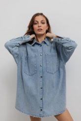 Koszula MIDI o kroju oversize w kolorze CLASSIC BLUE JEANS - MINDY. Niebieskie koszule damskie Marsala, m, bez wzorów, z denimu, biznesowe, bez kołnierzyka, bez ramiączek. Za 499.90 zł.