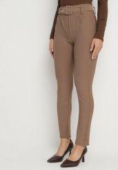 Ciemnobeżowe Spodnie z Paskiem z Klamrą Falindea. Brązowe spodnie sportowe damskie Born2be, l, bez wzorów, z jeansu. Za 49.99 zł.