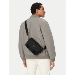 Saszetka Guess. Czarne saszetki męskie Guess, młodzieżowe, małe. Za 484.99 zł.