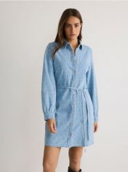 Jeansowa sukienka - niebieski. Niebieskie sukienki damskie Reserved, na co dzień, l, bez wzorów, z bawełny, bez kołnierzyka, bez ramiączek, proste. W wyprzedaży za 99.99 zł.