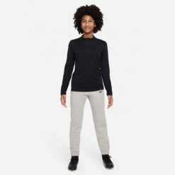 Spodnie sportowe chłopięce Nike Park 20 Fleece. Czarne spodnie sportowe dla chłopców Nike, bez wzorów, z dresówki, sportowe, na jogę i pilates. Za 169.99 zł.