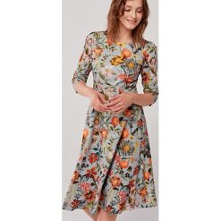 Sukienka Aerin Zefiria 32 niebieski. Niebieskie sukienki damskie marki Marie Zélie, na wiosnę, z aplikacjami, z bawełny, bez kołnierzyka, bez ramiączek. Za 497.00 zł.