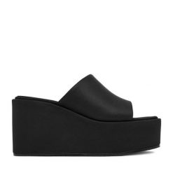 Klapki DeeZee. Czarne klapki damskie DeeZee, bez wzorów, bez obcasa. Za 149.99 zł.