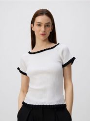 Bluzka z ozdobną lamówką - złamana biel. Bluzki damskie Reserved, l, bez wzorów, z dzianiny, bez kołnierzyka, bez ramiączek. W wyprzedaży za 39.99 zł.