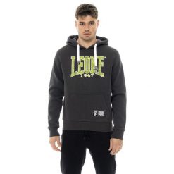 Herren-Winter-Kapuzenpullover zum Überziehen mit New Era 1947 Leone Flockdruck. Szare bluzy męskie LEONE 1947 APPAREL, z bawełny, bez zapięcia, na fitness i siłownię. W wyprzedaży za 162.09 zł.