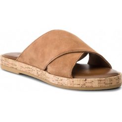Klapki INUOVO - 8264 Coconut. Brązowe klapki damskie Inuovo, bez wzorów, ze skóry, bez obcasa. W wyprzedaży za 169.00 zł.