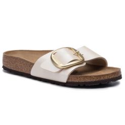 Klapki Birkenstock. Brązowe klapki damskie Birkenstock, bez wzorów, bez obcasa. Za 499.99 zł.