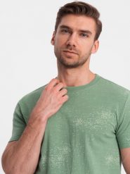 Ombre T-shirt męski fullprint z rozrzuconymi literami - zielony V5 OM-TSFP-0179 S. Zielone t-shirty męskie Ombre, m, bez wzorów, bez kołnierzyka. Za 49.99 zł.