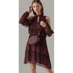 Sukienka open shoulder z motywem zwierzęcym - Czerwony. Sukienki damskie Mohito. Za 159.99 zł.