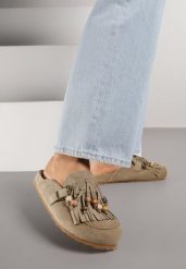 Zielone Klapki na Platformie Ozdobione Koralikami Klamrami i Frędzlami Leurecea. Zielone klapki damskie Renee, bez wzorów, eleganckie, bez obcasa, na platformie. Za 119.99 zł.