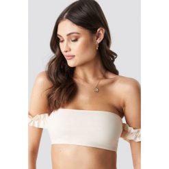 Camille Botten x NA-KD Frill Shoulder Bandeau Bikini Top - White. Bikini damskie marki Camille Botten x NA-KD. Za 80.95 zł.