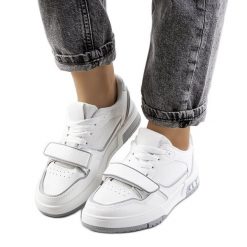 Szare sneakersy damskie Kadie białe. Białe trampki i tenisówki damskie bez wzorów, ze skóry ekologicznej, sportowe, bez zapięcia. Za 83.50 zł.