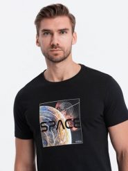 T-shirt męski bawełniany z nadrukiem kosmosu - czarny V1 - Rozmiar: S. Czarne t-shirty męskie Ombre Clothing, m, bez wzorów, z bawełny, klasyczne, bez kołnierzyka. W wyprzedaży za 19.99 zł.