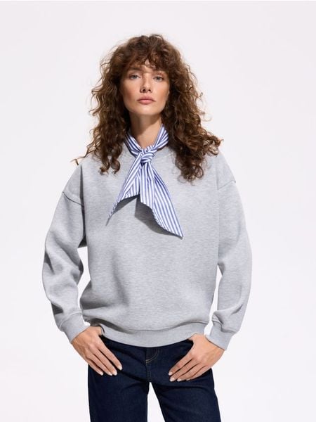 Bluza z chustą - jasnoszary. Szare bluzy damskie Reserved, bez wzorów, z bawełny. W wyprzedaży za 79.99 zł.