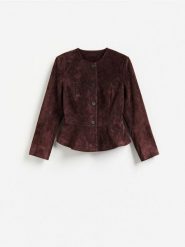 Zamszowa marynarka - mahoniowy. Brązowe żakiety damskie Reserved, l, bez wzorów, z zamszu. Za 599.99 zł.