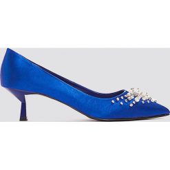 NA-KD Shoes Satynowe czółenka z koralikami - Blue. Niebieskie czółenka damskie NA-KD Shoes, z satyny. W wyprzedaży za 48.59 zł.