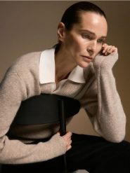 Sweter z wełną - beżowy. Brązowe swetry damskie Reserved, l, bez wzorów, z dzianiny, bez kołnierzyka, bez ramiączek, bez kaptura. Za 359.99 zł.