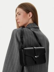 Emporio Armani Torebka EW004419 AF25356 UC001 Czarny. Czarne listonoszki damskie Emporio Armani, bez wzorów, ze skóry, bez dodatków. Za 2,219.00 zł.