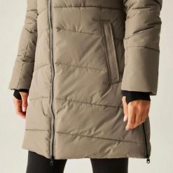 Płaszcz damski z kapturem Dare 2B Striking V. Brązowe płaszcze damskie Dare 2b, na zimę, z aplikacjami, z materiału, długie, z kapturem. Za 497.00 zł.