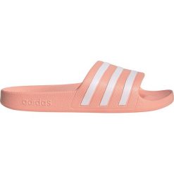 Różowe Klapki adidas Adilette Aqua W EE7345. Czerwone klapki damskie Adidas, bez wzorów, z syntetyku, sportowe, bez obcasa. W wyprzedaży za 106.93 zł.