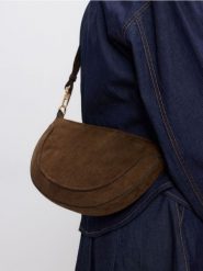 Torebka z imitacji zamszu - ciemnobrązowy. Brązowe torebki do ręki damskie Reserved, bez wzorów, ze skóry, bez dodatków. Za 119.99 zł.