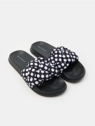 Klapki w kropki - czarny. Czarne klapki damskie Sinsay, bez wzorów, bez obcasa. Za 39.99 zł.
