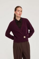 Kardigan z ozdobnym guzikiem burgundowy. Czerwone kardigany damskie MOODO, l, bez wzorów, z poliamidu. Za 149.99 zł.